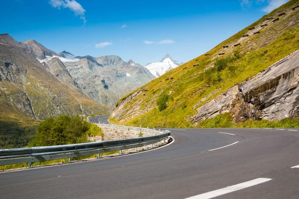 Landweg naar de Grossglockner in de Alpen in Oostenrijk — Stockfoto