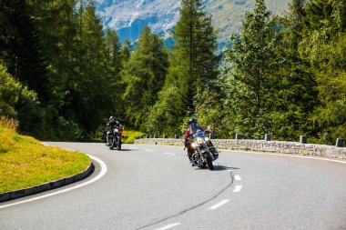 Alpler, Avusturya - 27.08.2017: Motosiklet Grossglockner Avrupa Alpleri, ülke yolda