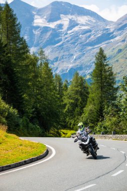 Alpler, Avusturya - 27.08.2017: Motosiklet Grossglockner Avrupa Alpleri, ülke yolda