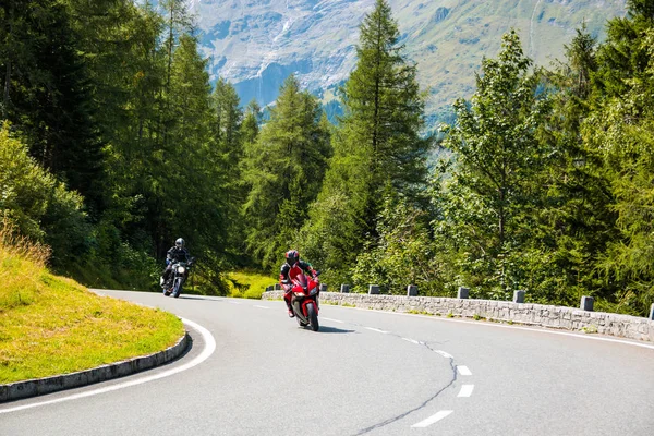 Alpler, Avusturya - 27.08.2017: Motosiklet Grossglockner Avrupa Alpleri, ülke yolda