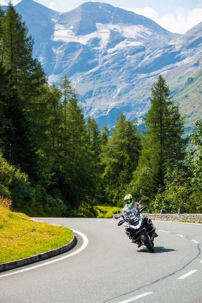 Alpler, Avusturya - 27.08.2017: Motosiklet Grossglockner Avrupa Alpleri, ülke yolda — Stok fotoğraf