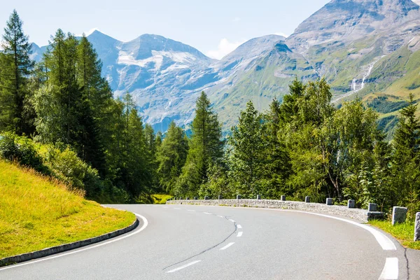 Сільська дорога в регіоні Гроссглокнер в Альпах в Австрії — стокове фото