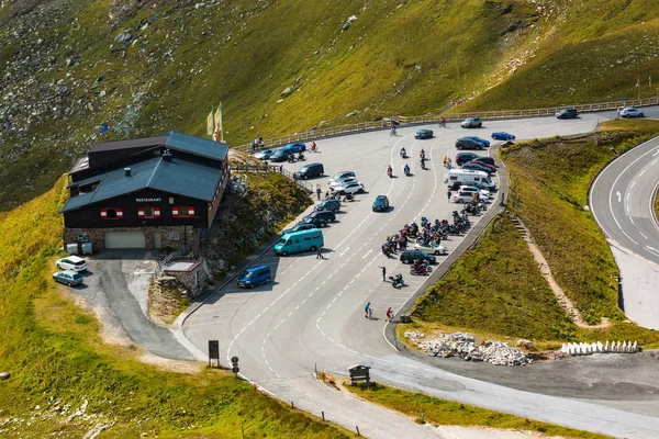 ALPS, ÁUSTRIA - 27.08.2017: Turistas no restaurante de montanha na estrada alpina alta Grossglockner na Áustria — Fotografia de Stock