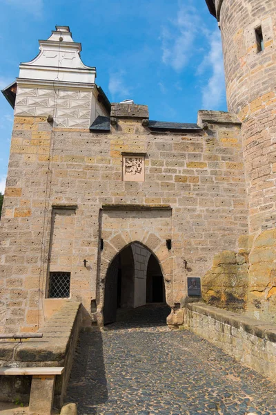 Pohled na hrad kost, gotický hrad v Čechách — Stock fotografie