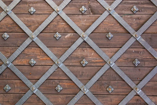 Antigua textura de la puerta del castillo con madera descolorida y metal — Foto de Stock