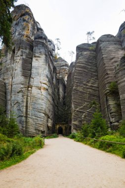 Benzersiz bir Gotic geçit dağ Adrspasske skaly Adrszpach, Çek Cumhuriyeti Ulusal parkta kayalar
