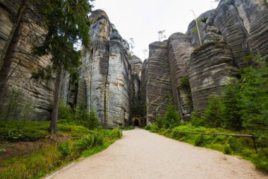 Benzersiz bir Gotic geçit dağ Adrspasske skaly Adrszpach, Çek Cumhuriyeti Ulusal parkta kayalar