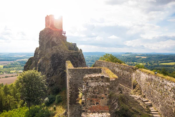 Las ruinas del castillo de Trosky en la República Checa —  Fotos de Stock