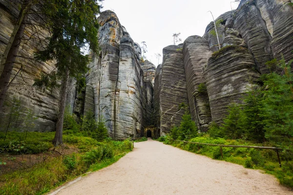 Porte gotique dans les rochers uniques montagne Adrspasske skaly dans le parc national Adrspach, République tchèque — Photo