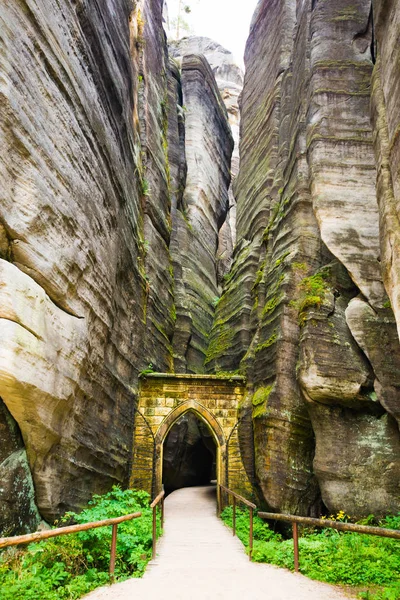 Gotic gate in Unique rocks mountain Adrspasske skaly in national park Adrspach, Czech republic — Stock Photo, Image