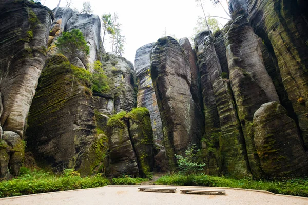 Montagna rocciosa unica Adrspasske skaly nel parco nazionale Adrspach, Repubblica Ceca — Foto Stock