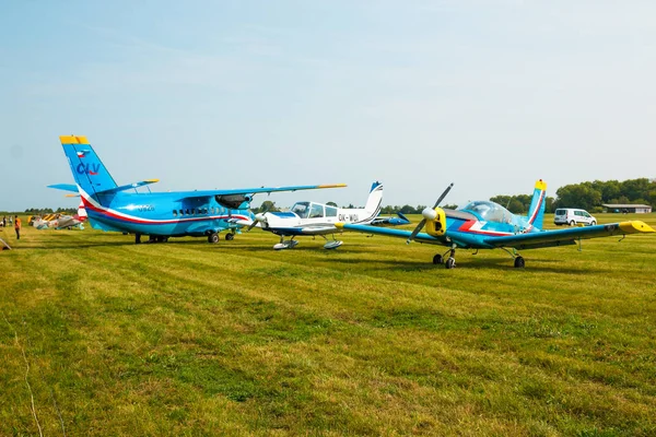 Prague, Çek Cumhuriyeti - 9.09.2017: güneşli bir günde, Prag havaalanından parking pervane uçaklar
