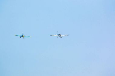 İki pervaneli uçak uçuş gökyüzünde güneşli gün, Prag