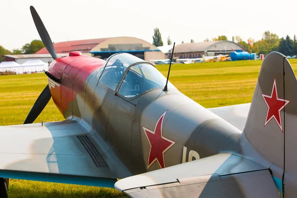 PRAGA, REPÚBLICA CHECA - 9.09.2017: Avión militar de hélice yak 52 estacionamiento en el aeropuerto en el día soleado, Praga — Foto de Stock