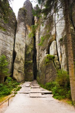 Benzersiz kayalar dağ Adrspasske skaly Ulusal Park Adrszpach