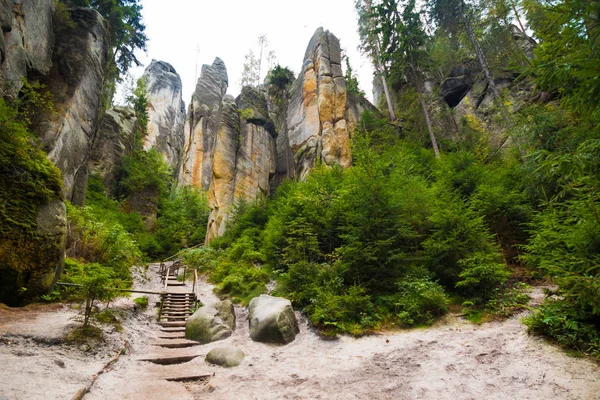 Benzersiz kayalar dağ Adrspasske skaly Ulusal Park Adrszpach