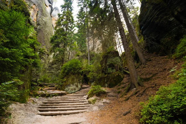 Unikátní kameny horské Adršpašské skály v národním parku Adršpach, Česká republika — Stock fotografie