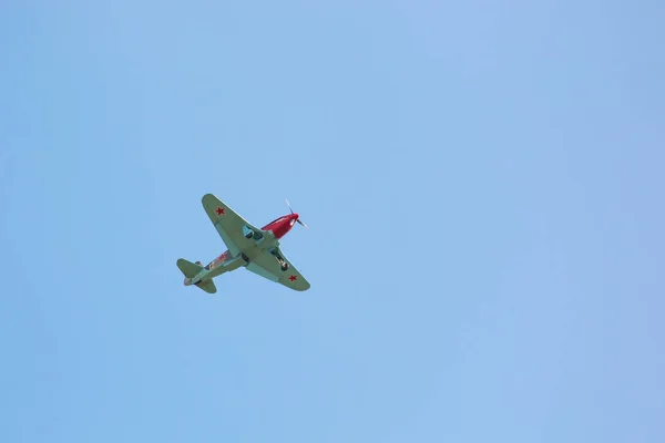 Propeller militair vliegtuig Jak parkeren op de luchthaven in zonnige dag, Praag — Stockfoto