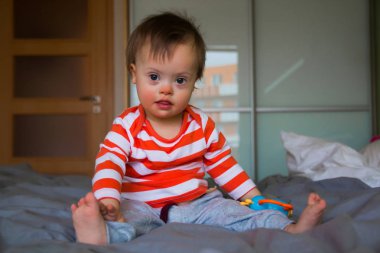 Down sendromlu şirin bir erkek bebeğin portresi.