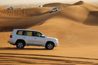 Dubai, Birleşik Arap Emirlikleri - 12.04.2015: Otomobil yanında Dubai çölünde beyaz