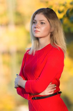 Güzel bir kadınla sonbahar sonbahar doğa arka plan üzerinde bırakır