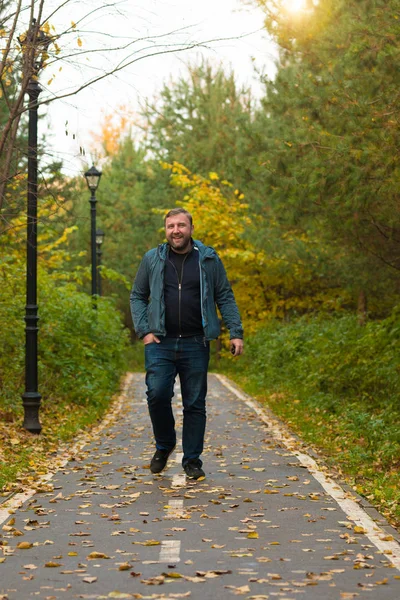 Mannen i park i höstens tid — Stockfoto