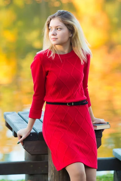 秋天自然背景的红色礼服的美丽的妇女 — 图库照片