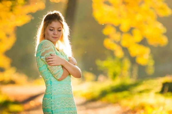 Belle femme en robe verte sur fond nature automne — Photo