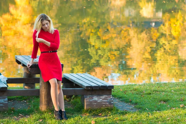 Mooie vrouw met boek over val natuur achtergrond — Stockfoto