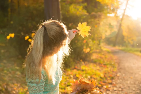 Wanita cantik bergaun hijau dengan daun di Fall Nature Background — Stok Foto