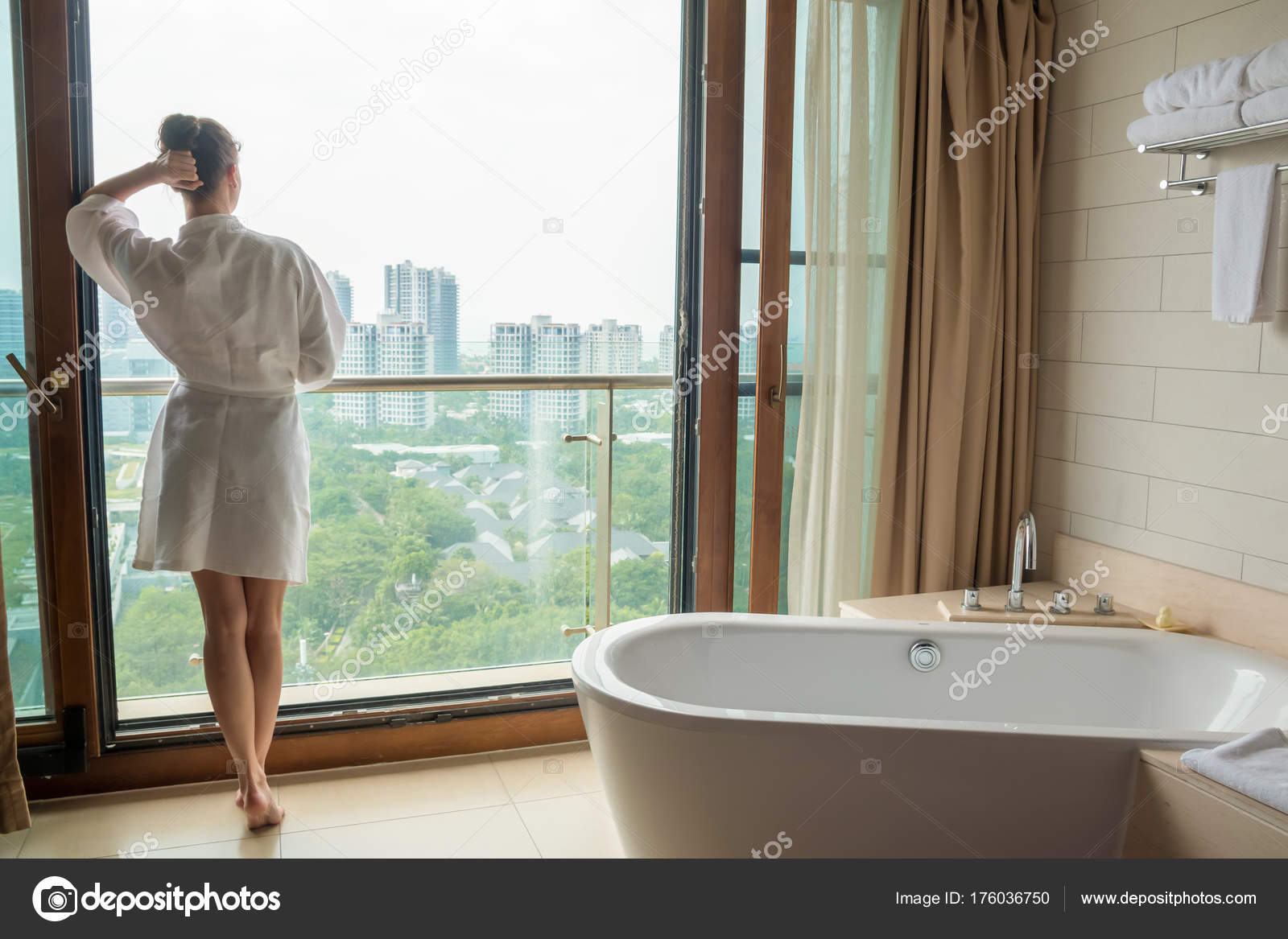 Giovane Donna In Accappatoio Bianco Nella Stanza Da Bagno Di Lusso