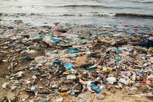 Playa contaminada en un pueblo pesquero de Vietnam, concepto de contaminación ambiental — Foto de Stock