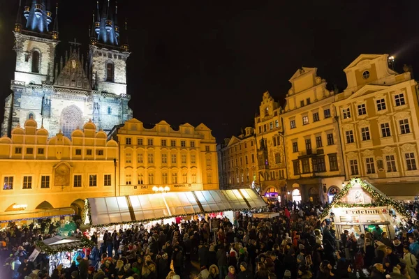 PRAGUE, CZECH REPUBLIC - 9.12.2017: People in Christmas market on the Old Town Square is the main Christmas market in Prague and the largest one in the country, Czech Republic — стоковое фото