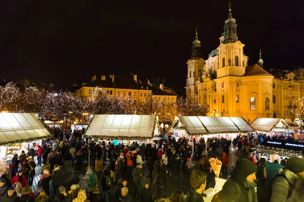 PRAGUE, CZECH REPUBLIC - 9.12.2017: People in Christmas market on the Old Town Square is the main Christmas market in Prague and the largest one in the country, Czech Republic — стоковое фото