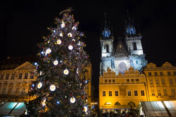 Prag, Çek Cumhuriyeti - 9.12.2017: Noel pazarı eski şehir Meydanı üzerinde ana Noel pazarı Prag'da ve büyük bir ülkede, Çek Cumhuriyeti olduğunu — Stok fotoğraf
