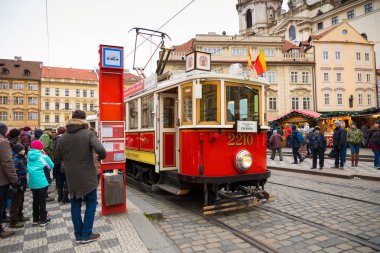 Prag, Çek Cumhuriyeti - 9.12.2017: Retro tramvay Prag Caddesi ve arka plan üzerinde adil Noel