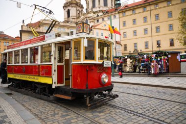 Prag, Çek Cumhuriyeti - 9.12.2017: Retro tramvay Prag Caddesi ve arka plan üzerinde adil Noel