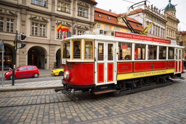 Prag, Çek Cumhuriyeti - 9.12.2017: Retro üzerinde Prag Meydanı tramvay