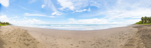 Spiaggia tropicale esotica con sabbia vulcanica, cielo blu con nuvole. Nessuno. — Foto Stock