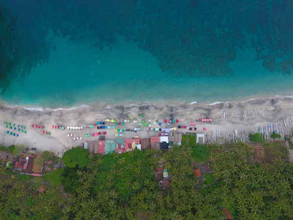 Arriba Vista aérea de la zona de recreo con sombrillas en la playa de Bali — Foto de Stock