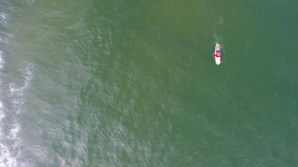 Vue aérienne du surfeur à Hainan en Chine — Photo