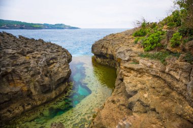 Melekler Billabong doğal sonsuzluk havuzu üzerinde Adası, Nusa Penida, Bali, Endonezya.