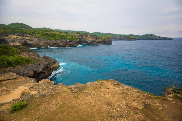 Yanındaki Bali Nusa Penida adada noktasında Manta yakınındaki kıyı şeridi