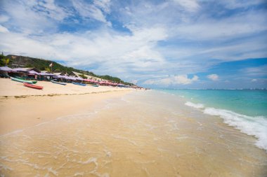 Bali, Endonezya - 12.11.2017: Şeffaf ve temiz deniz suyu ile pandawa Beach Bali arka plan bulanık