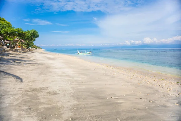 Playa vacía en la isla de Nusa Penida junto a Bali — Foto de Stock