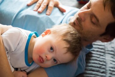 Şirin bebek çocuk baba ile Down sendromlu