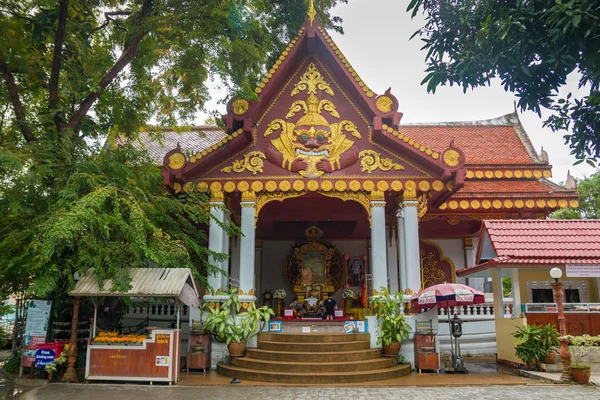 SAMUI, THAÏLANDE - 06.11.2017 : Le moine momifié Lagara Pordaeng au temple Wat Khunaram à Koh Samui en Thaïlande — Photo