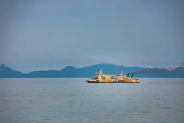 SAMUI, TAILÂNDIA - 5.11.2017: Barco de balsa de passageiros amarelo para a ilha Samui — Fotografia de Stock