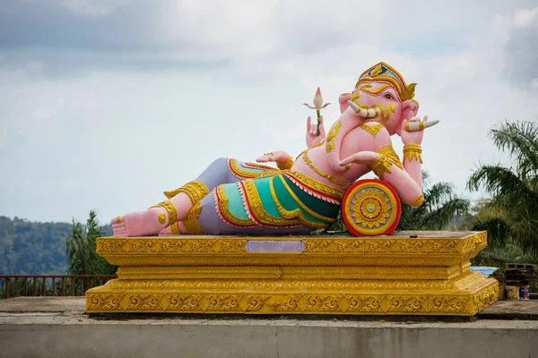 Escultura del templo en la montaña con oro Big Buddha es el punto más alto de Koh Sumui —  Fotos de Stock