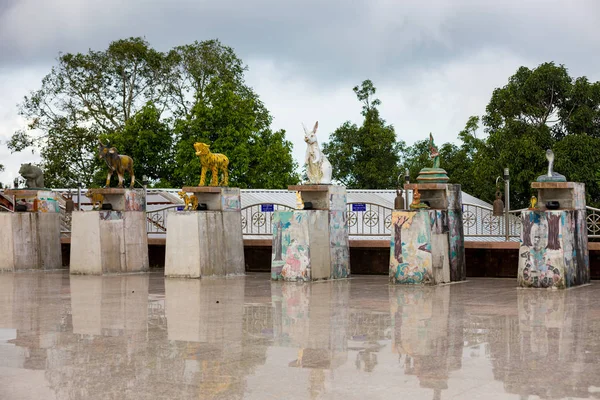 Templo en la montaña con oro Gran Buda es el punto más alto de Koh Sumui — Foto de Stock